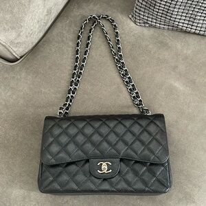CHANEL
Caviar Quilted Jumbo Double Flap Black